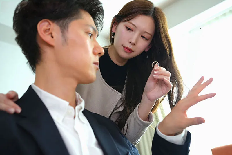 Cô vợ đi đi chơi, ông chồng ở nhà bị nhỏ em người vợ gạ đụ không trượt phát nào